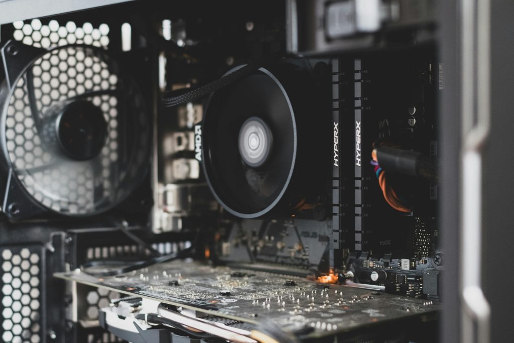 Setup gamer avanzado utilizando la GPU NVIDIA RTX 5090 en configuración gaming profesional