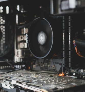 Setup gamer avanzado utilizando la GPU NVIDIA RTX 5090 en configuración gaming profesional
