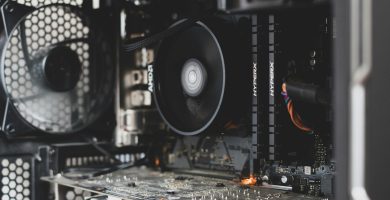 Setup gamer avanzado utilizando la GPU NVIDIA RTX 5090 en configuración gaming profesional