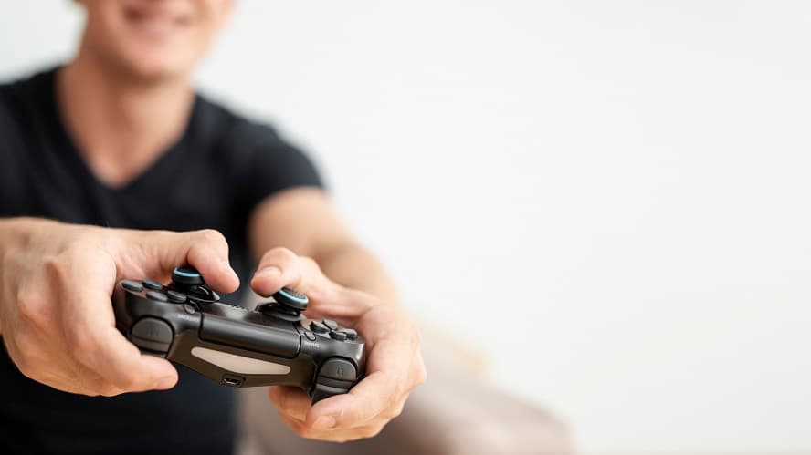 Persona usando un control de videojuegos negro tipo DualShock, ideal para ilustrar artículos sobre aprendizaje con IA